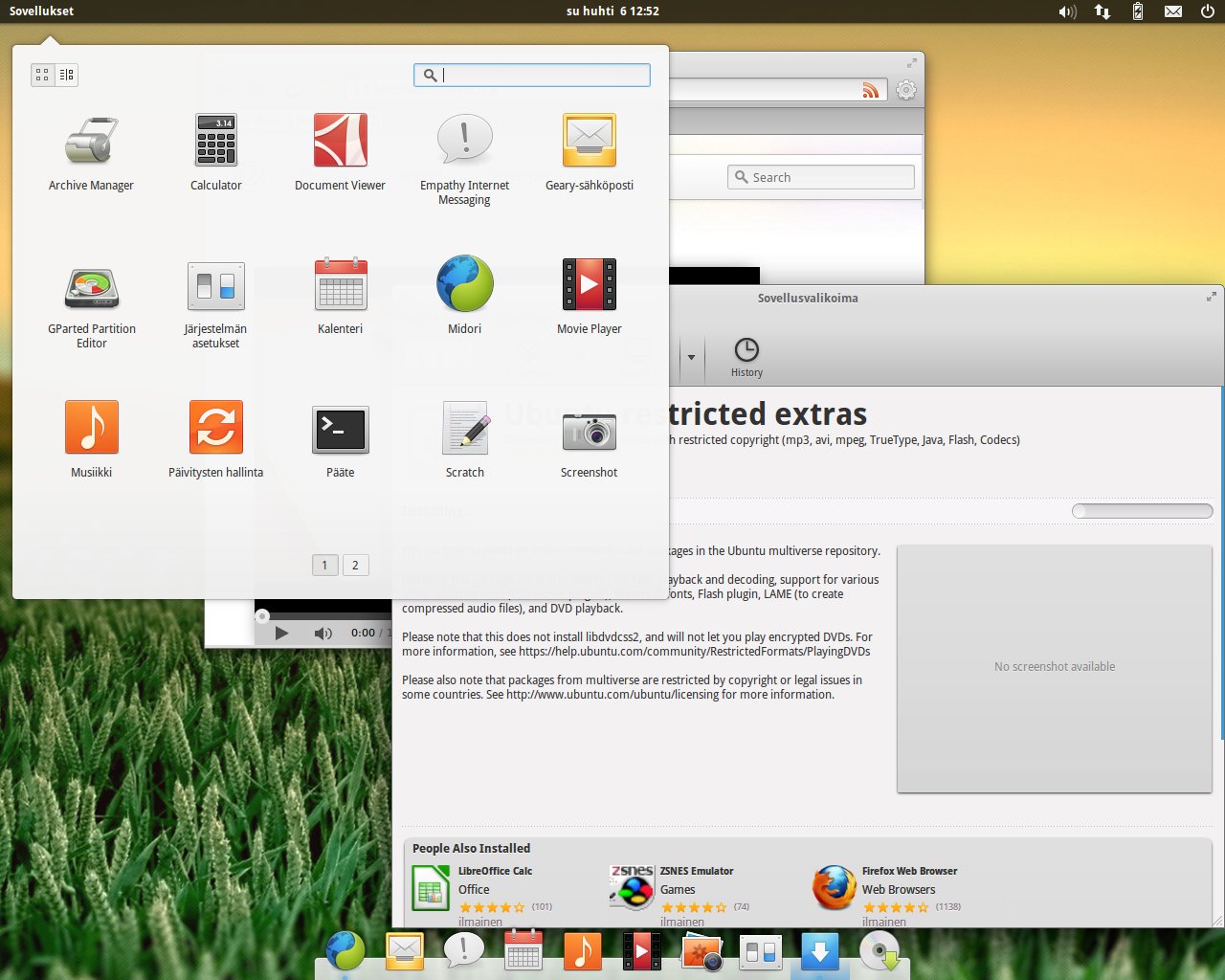 galleryimage:Elementary OS:n työpöytä ja ubuntu-restrected-extras-paketinasennus.