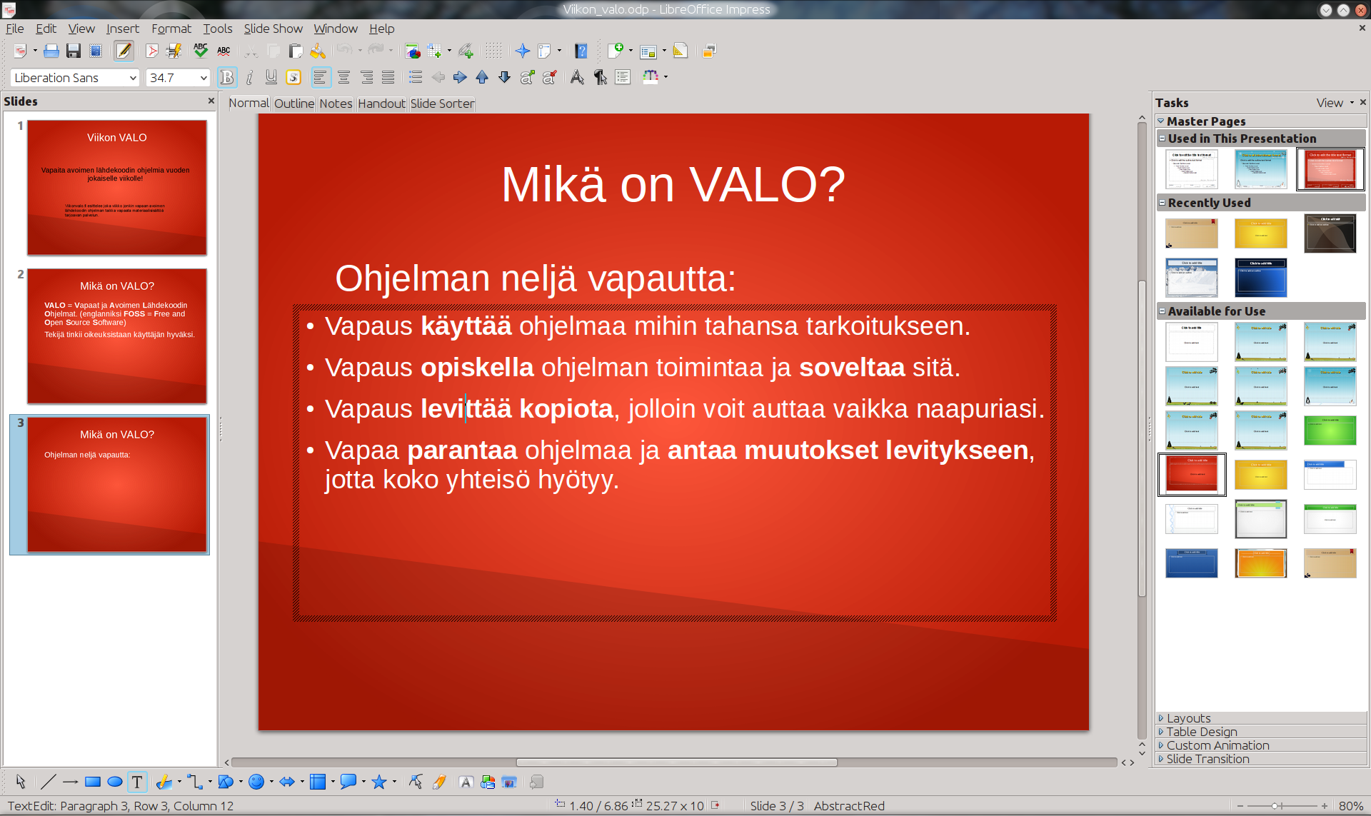 galleryimage:Pohjatyylisivuksi valittuna punaisella taustalla javalkoisella tekstillä oleva pohja. Käytettävissä olevat pohjattarjolla oikeassareunassa.