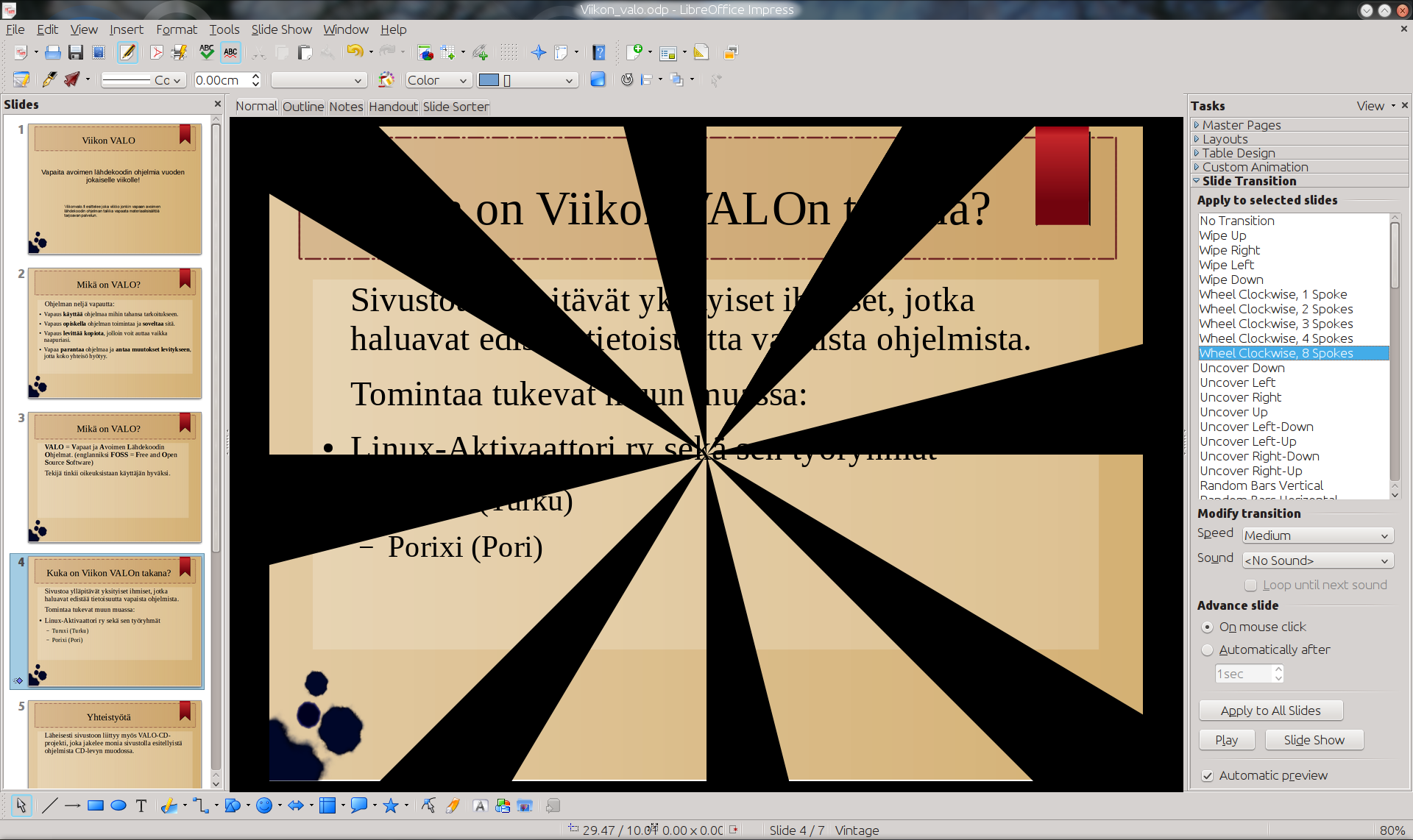 galleryimage:Valittuna toinen pohjatyylisivu. Oikealla valikoimasiirtymiä diojen välillä. Keskellä siirtymänesikatselu.